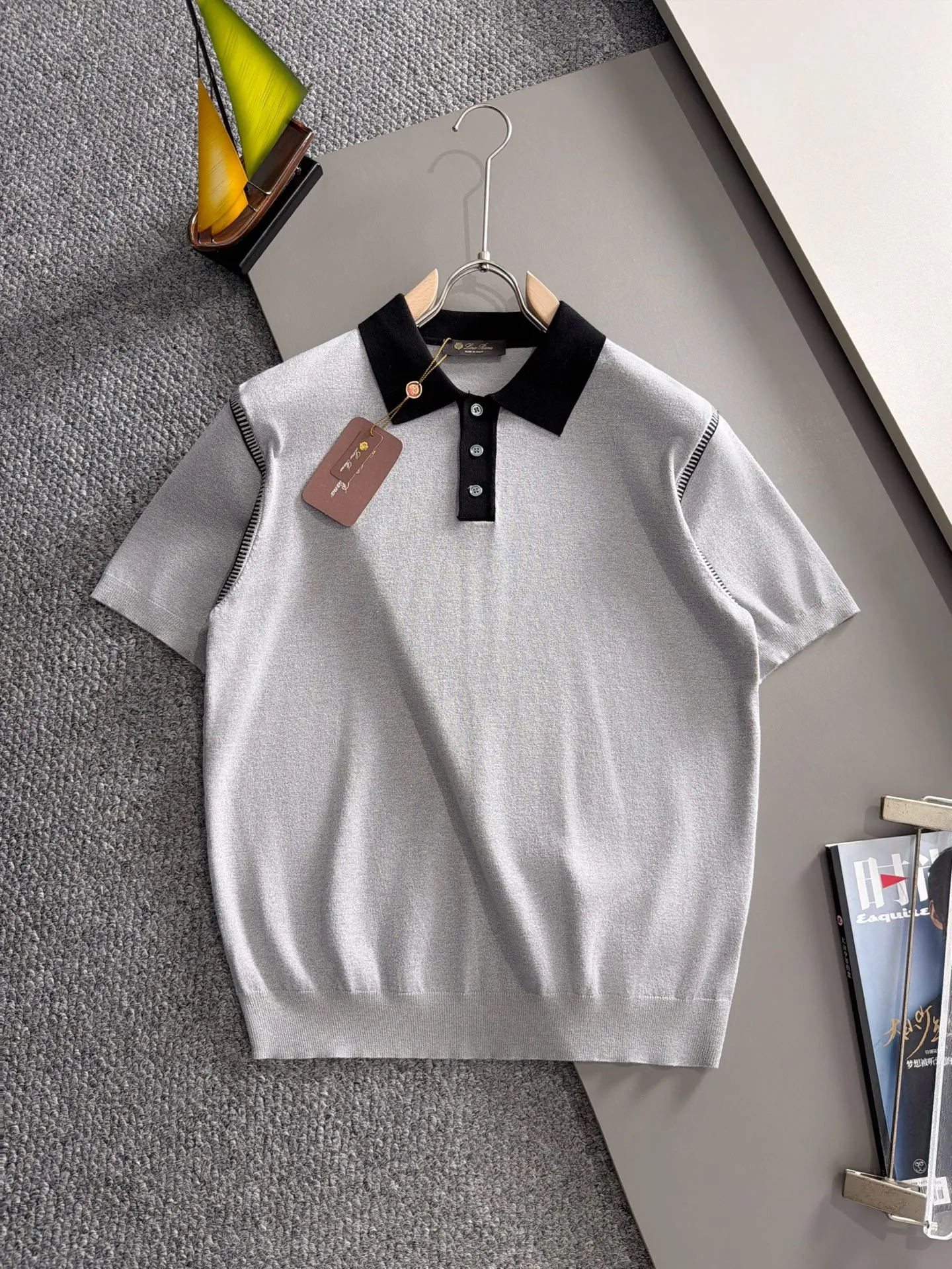 LP high quality Loro Piana 26ss New Arrival men's short-sleeved knitted T-shirt. Made of combed cotton yarn knitted cotton fabric, no pressure when entering and exiting the counter. Exclusive control of raw materials. It feels substantial when weighed, and the upper body is more textured than ordinary T-shirts. This texture can handle the weather easily and is suitable for both hot and cold! Loose fit design, looks noble. The only correct version is available Size: M to 4XL